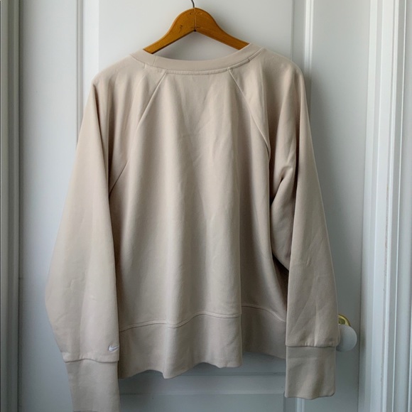 Nike Plus Versa Crewneck Sweatshirt NWT - Picture 5 of 12